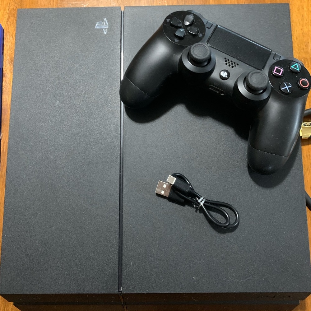 SONY PS4 500G + 2 PS4 Games & Controller